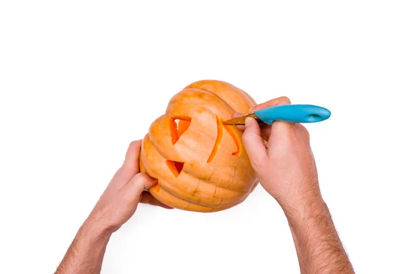 adam bir kupa bir kabak üzerinde açmaktadır