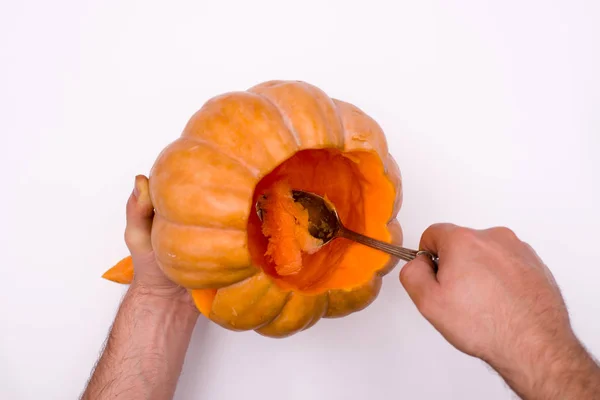 adam bir kaşık ile kabak kabak iç çeker