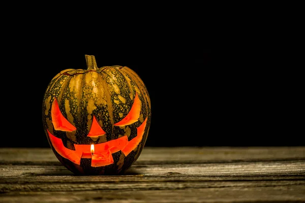 siyah zemin üzerine yeşil Cadılar Bayramı fener