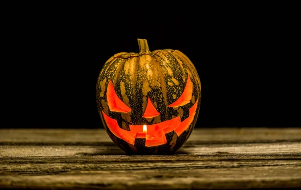 Siyah arkaplanda cadılar bayramı kabağı