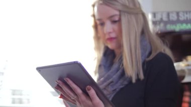 Sürükleme parmaklar arasında Tablet