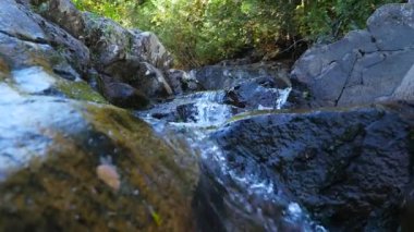 Kayaların arasına düşen su