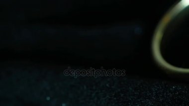 Elmaslı altın yüzük 