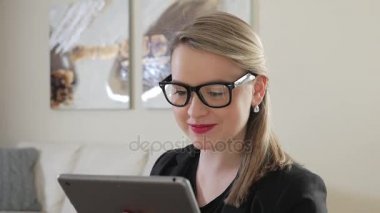Onun Tablet arasında kadın ucuz bira