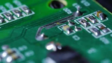 Etrafında dönen devreleri ile elektronik çip