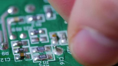El vidalı bir elektronik çip dışarı büküm