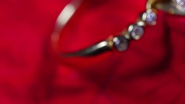 Elmaslı altın yüzük 