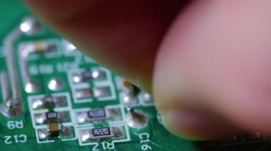 El vidalı bir elektronik çip üzerinde büküm