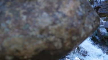 Hızlı hareketli su ile küçük rapids 