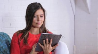 Genç erkek onun Tablet üzerinde oynama 