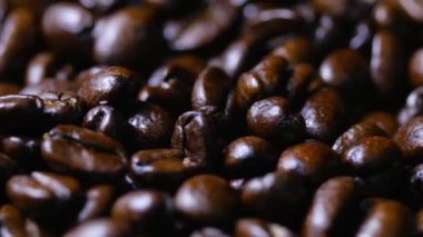 Kahverengi kahve çekirdekleri etrafında döndürme
