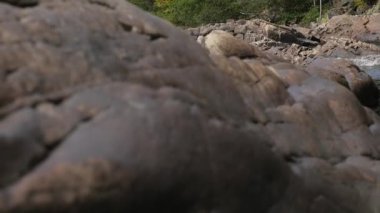 Daha geniş akışı içine Rapids akan su