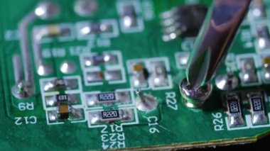 Elektronik bir yonga üzerinde vida yaptırmayı