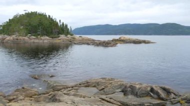 Adanın ortasında su büyük bir vücut