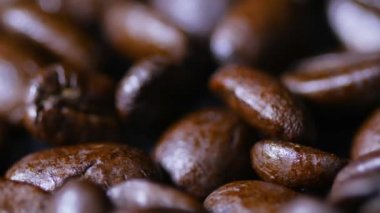 Kahverengi kahve çekirdekleri etrafında döndürme