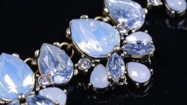 Güzel kolye etrafında döndürme