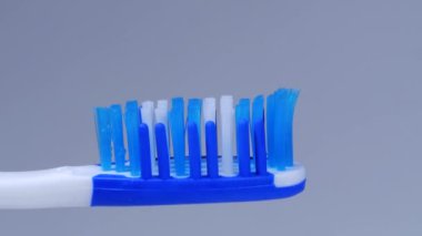 Mavi diş macunu diş fırçası koyarak