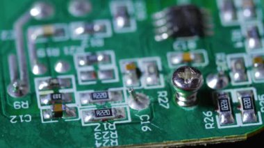 Elektronik bir yonga üzerinde vida büküm 