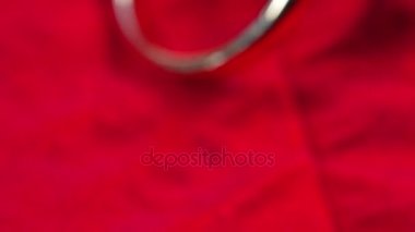 Elmaslı altın yüzük