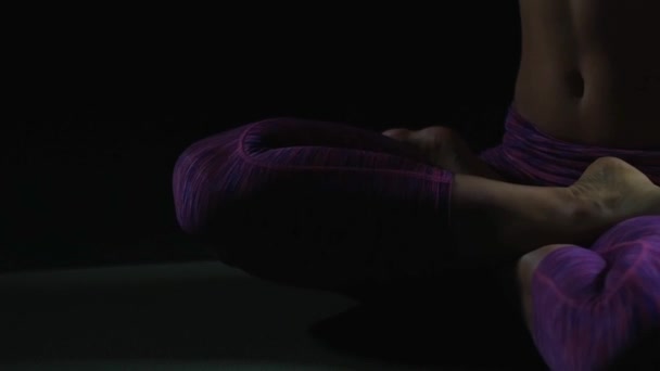 Женщина делает расслабляющую позу для йоги — стоковое видео