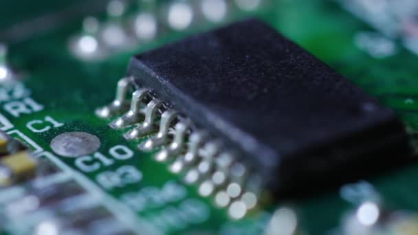 Электронный чип с вращающимися вокруг цепями — стоковое видео