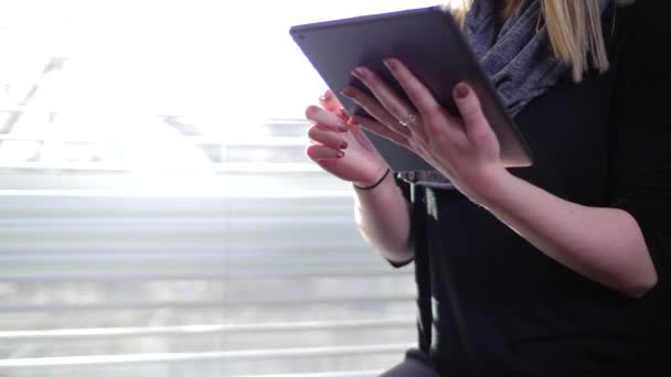 Ženské ukazování prsty přes Tablet — Stock video