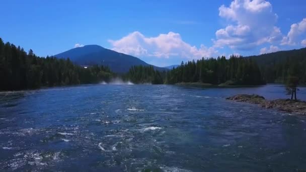 Fluindo água com montanhas — Vídeo de Stock