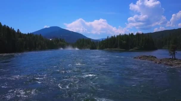 Поток воды с горами — стоковое видео