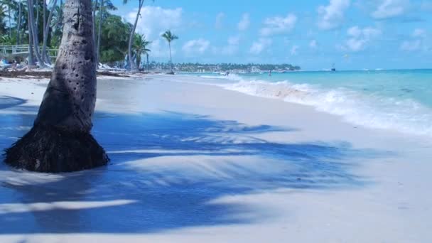 Water komt op het strand — Stockvideo