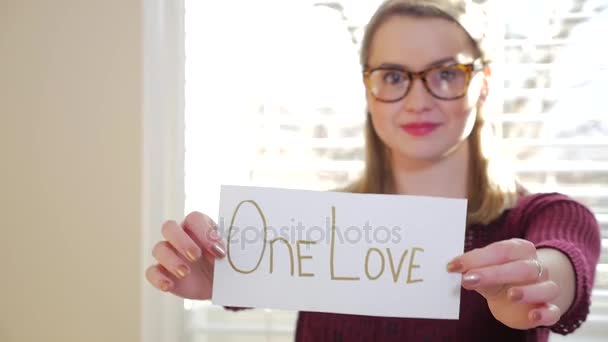 Female Holding  Up A Piece Of Paper — Stock Video