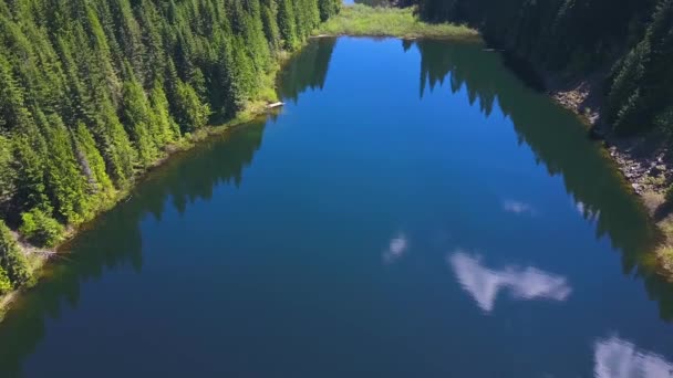 Озеро и долина с отражениями — стоковое видео