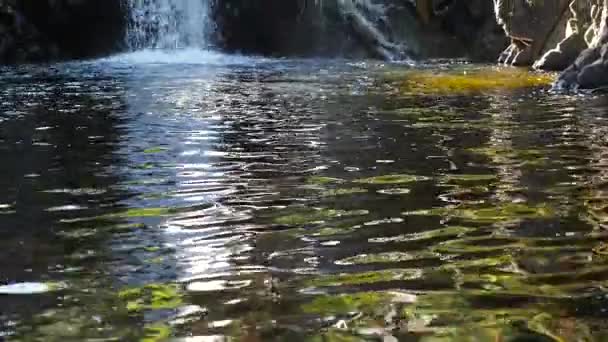 Grande chute d'eau qui coule 