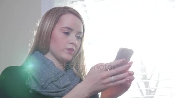 Vrouwelijke typen op haar Smart Phone — Stockvideo