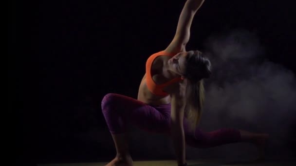 Feminino fazendo uma dose de Yoga — Vídeo de Stock