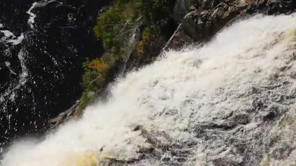Při pohledu dolů velmi velký vodopád — Stock video