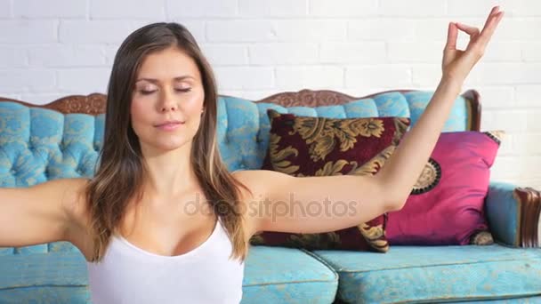 Mujer haciendo una postura de yoga — Vídeos de Stock