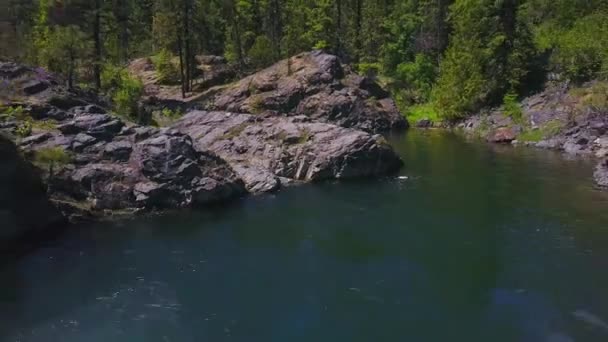 Fluindo água com pequena ilha rochosa abaixo — Vídeo de Stock
