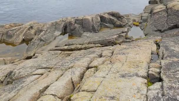 Μεγάλοι βράχοι κατά μήκος της ακτής — Αρχείο Βίντεο