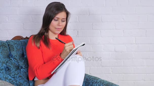 Escrita feminina em seu diário — Vídeo de Stock