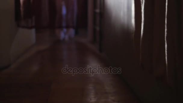 Jeune femme attrayante en robe séduisante 