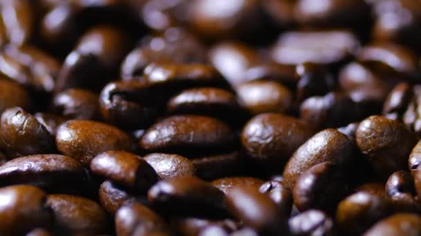 Granos de café marrón girando alrededor — Vídeos de Stock