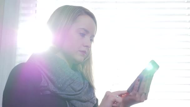 Femme appuyant sur son téléphone intelligent  