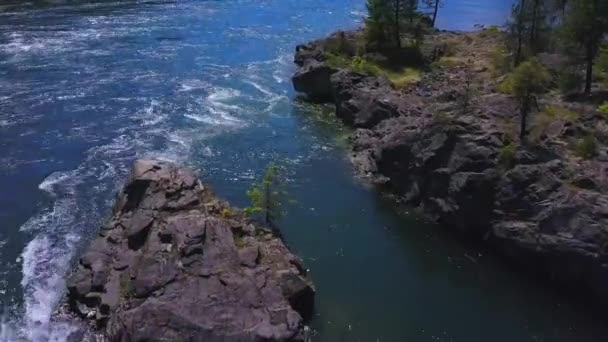 Rivage fluvial avec petites îles rocheuses — Video