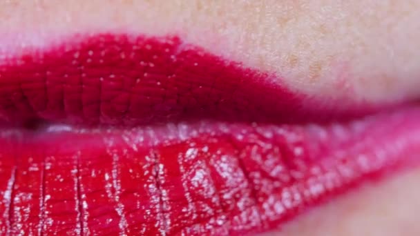 Labios rojos femeninos — Vídeo de stock