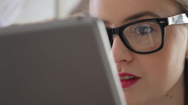 Mujer empresario de negocios que pasa la tableta — Vídeo de stock