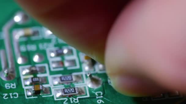 Hand schroef draaien op een elektronische chip — Stockvideo