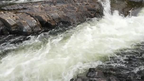 Snabbt rusar vatten för att avslöja en bredare ström — Stockvideo