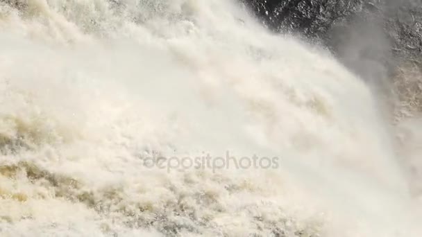 Neer te kijken op een zeer grote waterval — Stockvideo
