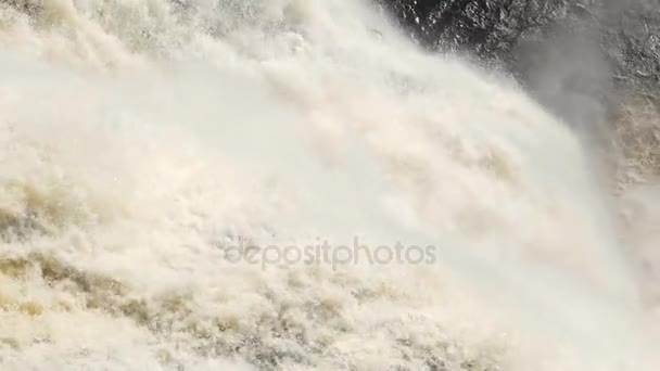 Guardando giù su una cascata molto grande — Video Stock