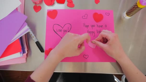 Vrouwelijke maken Valentines kaart — Stockvideo